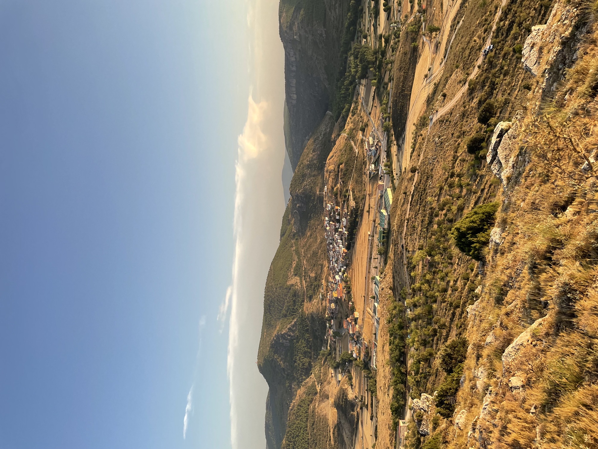 Vista panorámica de Salvacañete entre montañas